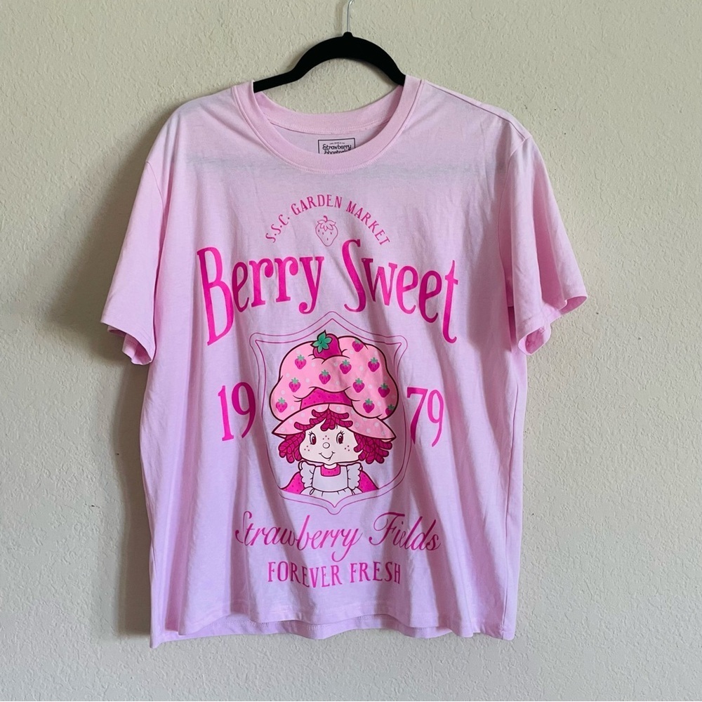 Strawberry shortcake woman’s graphic tee size L pink strawberry feminine casual - Picture 4 of 7